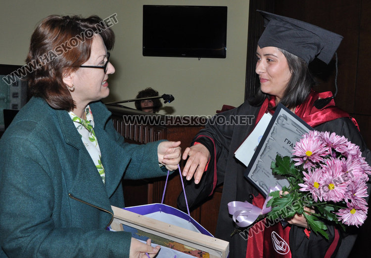 Отличничката на специалноста "медицинска сестра" Анелия Недялкова