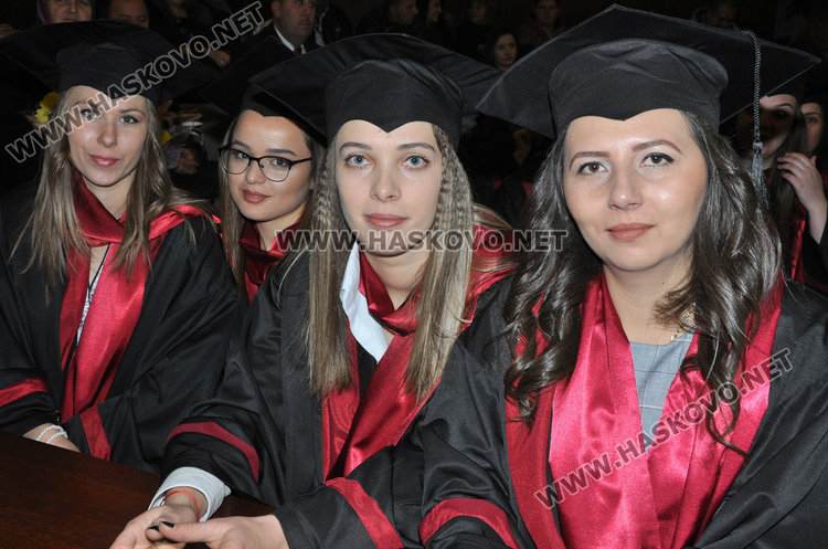 42 медицински сестри и 25 акушерки получиха дипломите си в Хасково