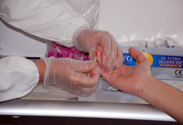 Тестват  за СПИН в Езиковата и Гимназията по туризъм