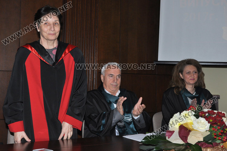 42 медицински сестри и 25 акушерки получиха дипломите си в Хасково