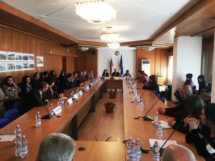 Няма желаещи да работят в социални центрове, държавата открива нови до 2020-та