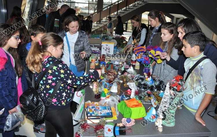 Деца продават благотворително сувенири, за да помогнат на Габи и Радост