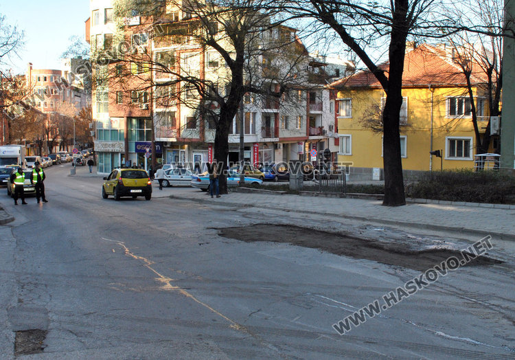 Кърпят дупките по „Кърджалийска“, полицаи регулират движението