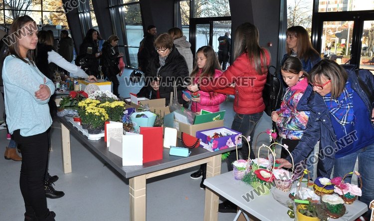 Деца продават благотворително сувенири, за да помогнат на Габи и Радост