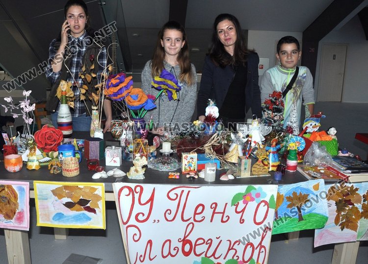 Със свои изделия участват и петокласници от ОУ "П.Славейков"
