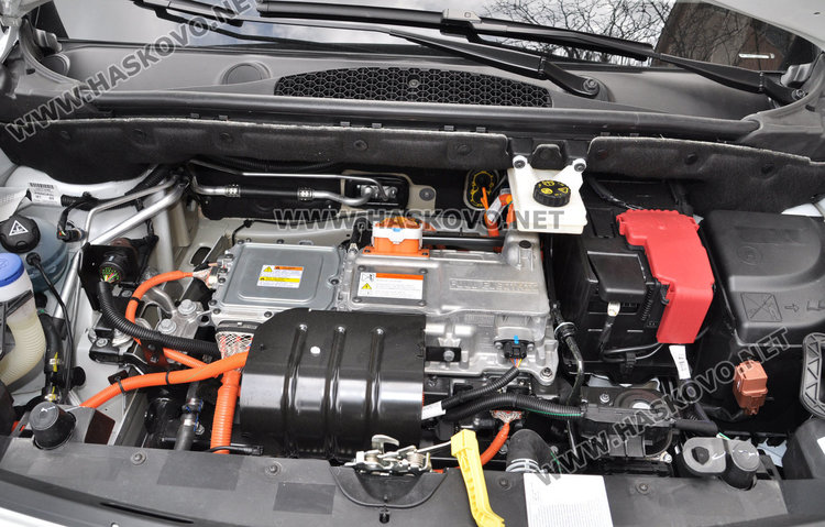 Хасковска гимназия ще подготвя монтьори на електромобили