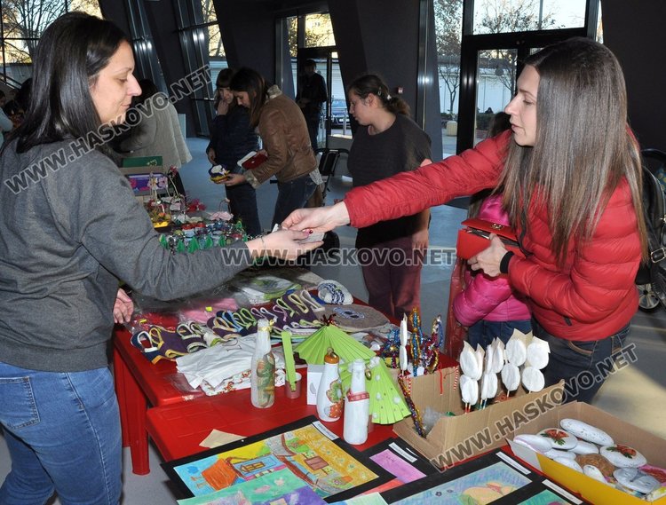Деца продават благотворително сувенири, за да помогнат на Габи и Радост