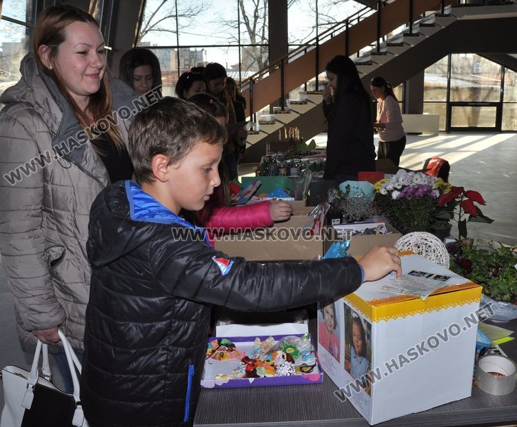 Деца продават благотворително сувенири, за да помогнат на Габи и Радост