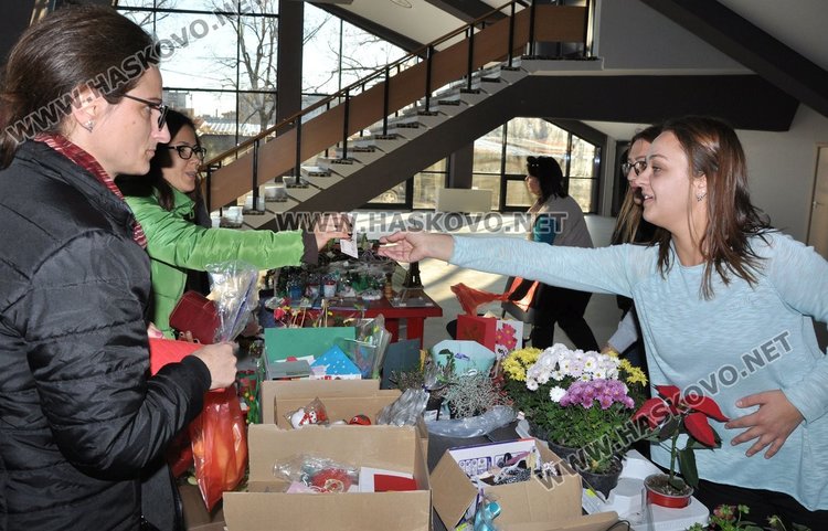 Деца продават благотворително сувенири, за да помогнат на Габи и Радост