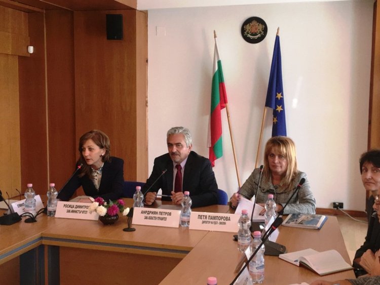 Няма желаещи да работят в социални центрове, държавата открива нови до 2020-та