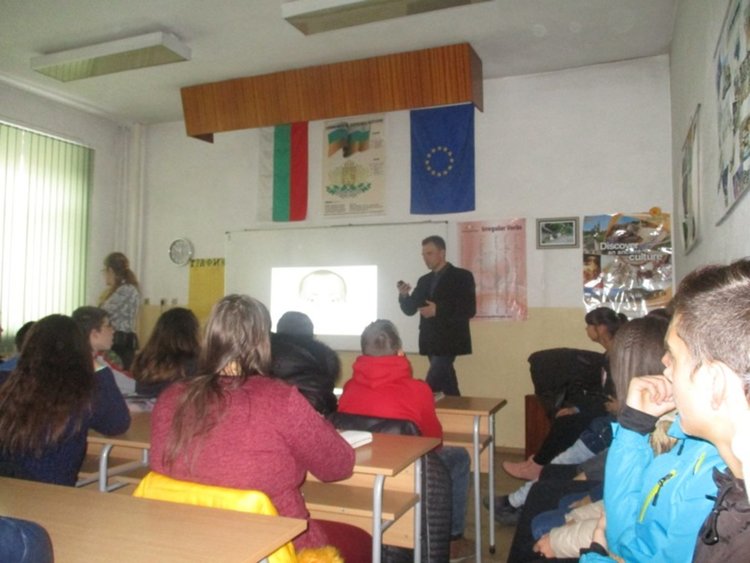 Лекар от психиатрията в Раднево към учениците в Смолян: смесването на дрога и алкохол е равно на смърт