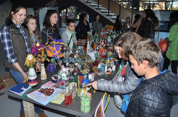 Деца продават благотворително сувенири, за да помогнат на Габи и Радост