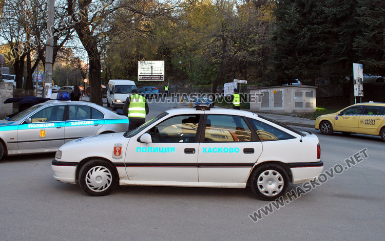 Кърпят дупките по „Кърджалийска“, полицаи регулират движението