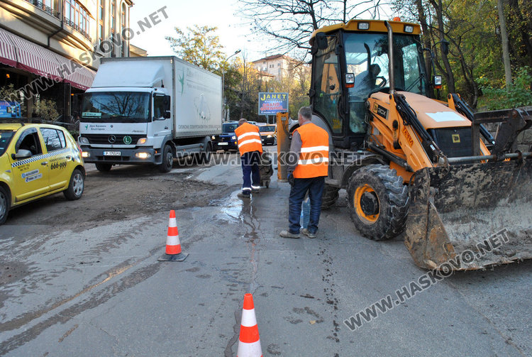 Кърпят дупките по „Кърджалийска“, полицаи регулират движението