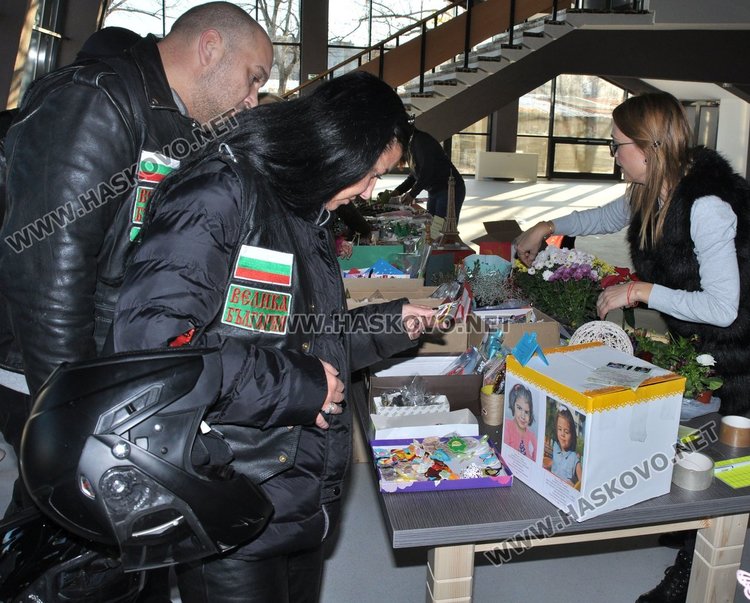 Деца продават благотворително сувенири, за да помогнат на Габи и Радост