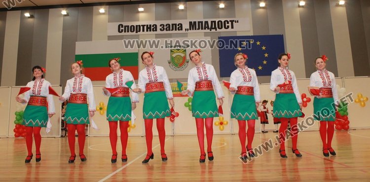 Благотворителният фолклорен фестивал препълни Спортната зала, набра 7 810 лв.