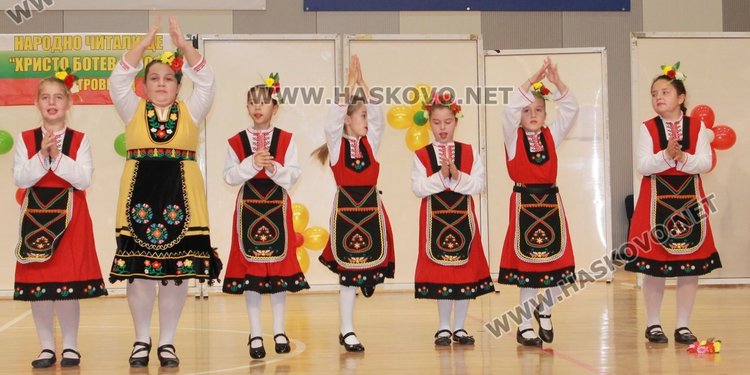 Благотворителният фолклорен фестивал препълни Спортната зала, набра 7 810 лв.