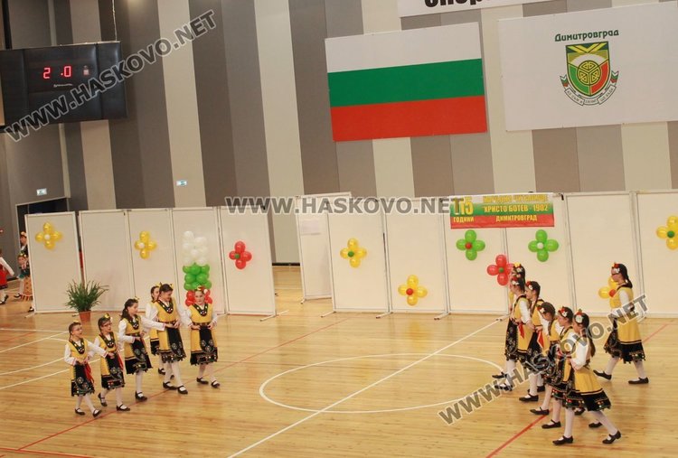 Благотворителният фолклорен фестивал препълни Спортната зала, набра 7 810 лв.