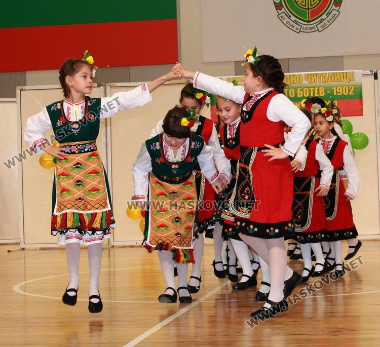 Благотворителният фолклорен фестивал препълни Спортната зала, набра 7 810 лв.