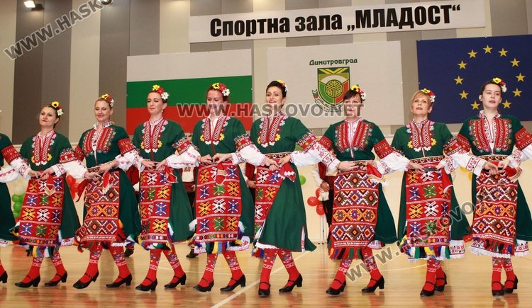 Благотворителният фолклорен фестивал препълни Спортната зала, набра 7 810 лв.