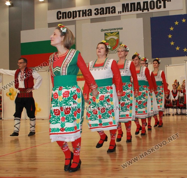 Благотворителният фолклорен фестивал препълни Спортната зала, набра 7 810 лв.