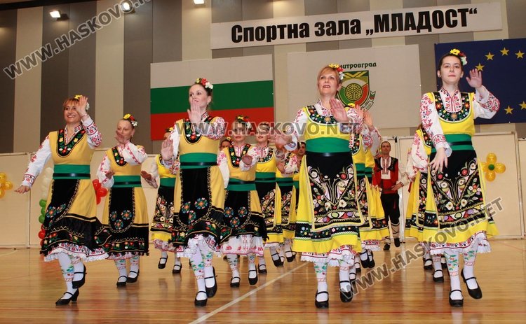 Благотворителният фолклорен фестивал препълни Спортната зала, набра 7 810 лв.