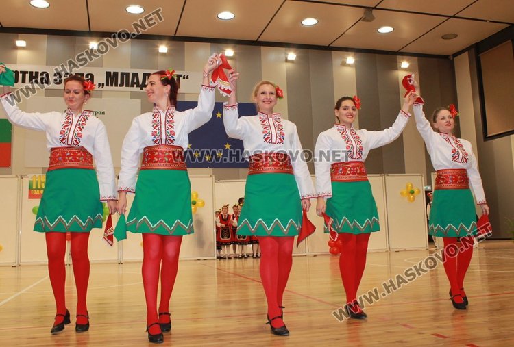 Благотворителният фолклорен фестивал препълни Спортната зала, набра 7 810 лв.