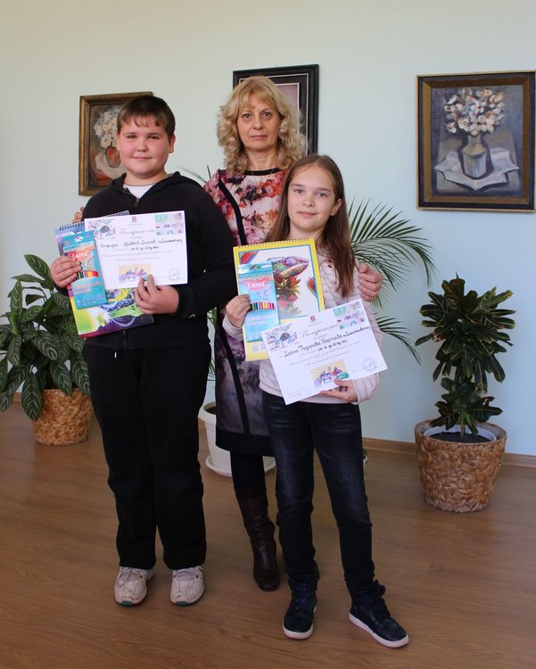 В ОУ "Алеко Константинов" бяха отличени с награди и Дейна Георгиева от 4 б клас и Божидар Делчев от 4 д клас, които са класирани на националния конкурс „Не на войната по пътищата“.