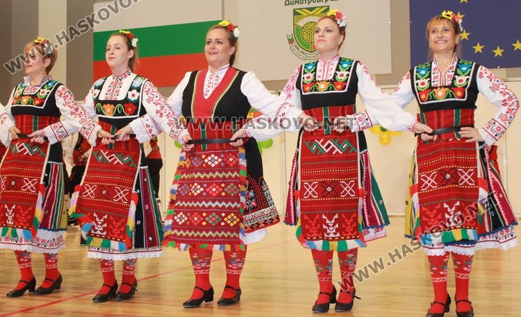 Благотворителният фолклорен фестивал препълни Спортната зала, набра 7 810 лв.