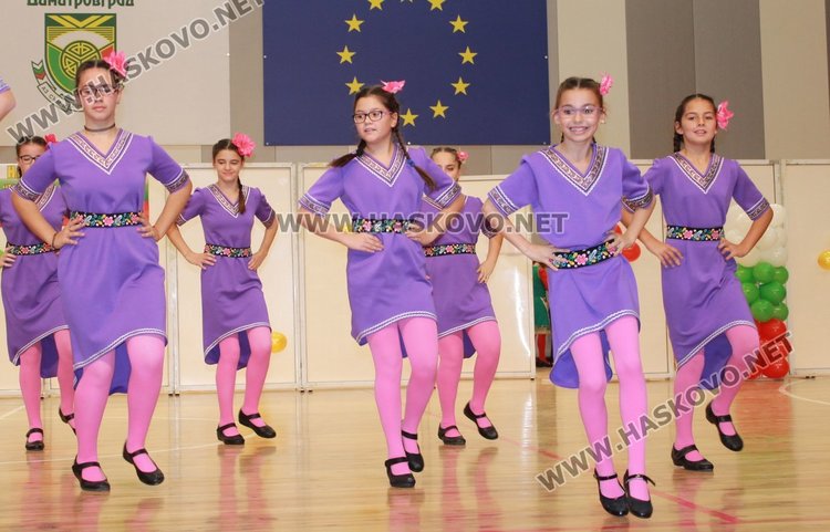 Благотворителният фолклорен фестивал препълни Спортната зала, набра 7 810 лв.