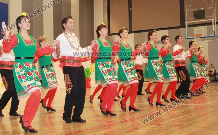 Благотворителният фолклорен фестивал препълни Спортната зала, набра 7 810 лв.