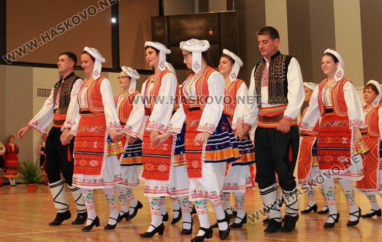 Благотворителният фолклорен фестивал препълни Спортната зала, набра 7 810 лв.