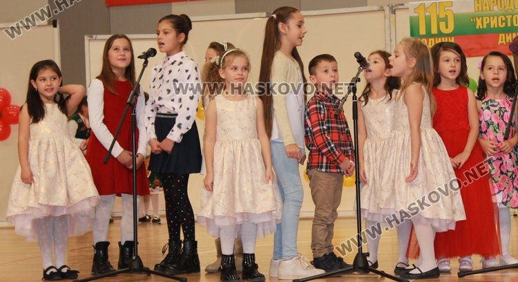 Благотворителният фолклорен фестивал препълни Спортната зала, набра 7 810 лв.