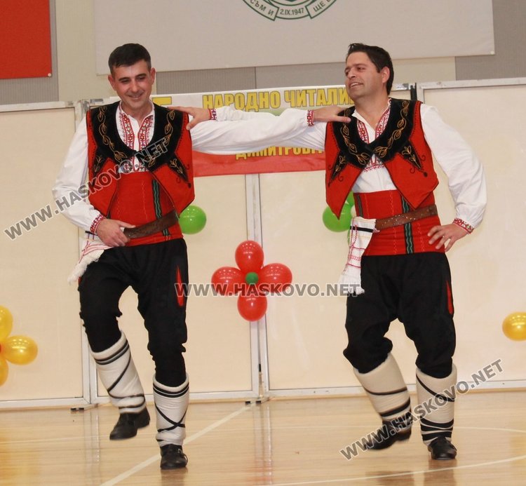 Благотворителният фолклорен фестивал препълни Спортната зала, набра 7 810 лв.