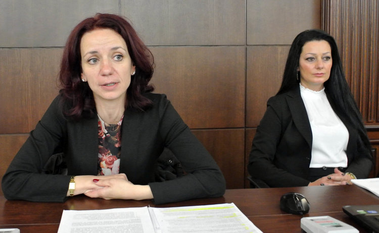 Адвокат Пепа Марникас  /вляво/