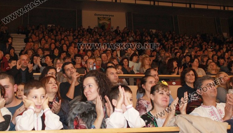 Фестивалът препълни зала "Младост" снощи