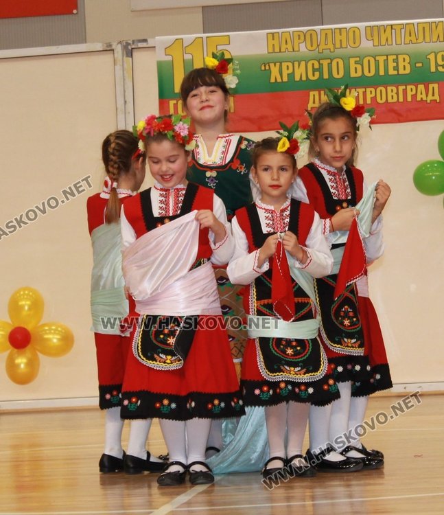 Благотворителният фолклорен фестивал препълни Спортната зала, набра 7 810 лв.