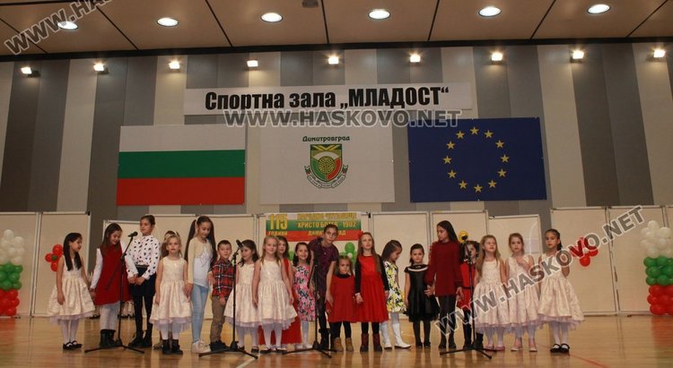 Благотворителният фолклорен фестивал препълни Спортната зала, набра 7 810 лв.