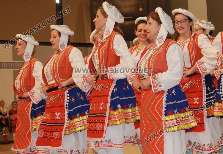 Благотворителният фолклорен фестивал препълни Спортната зала, набра 7 810 лв.