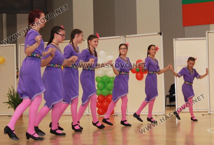 Благотворителният фолклорен фестивал препълни Спортната зала, набра 7 810 лв.