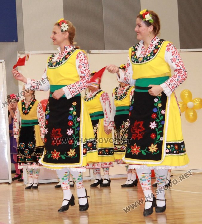 Благотворителният фолклорен фестивал препълни Спортната зала, набра 7 810 лв.