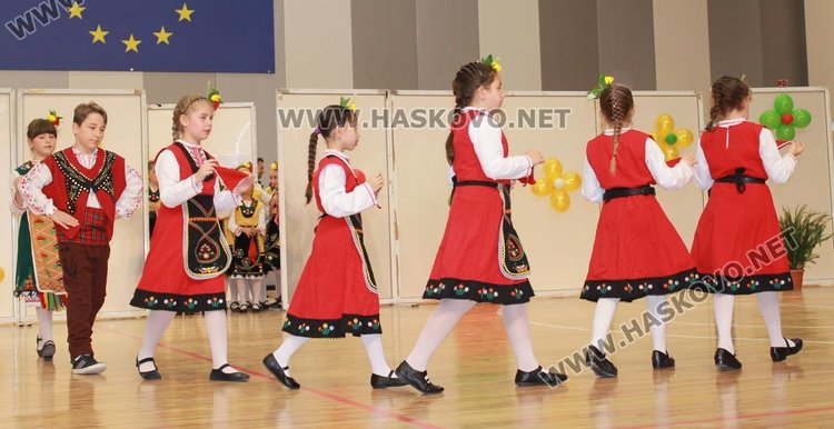 Благотворителният фолклорен фестивал препълни Спортната зала, набра 7 810 лв.