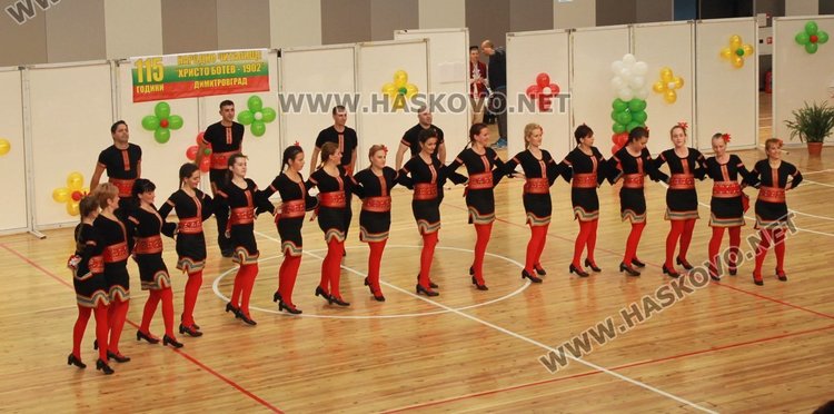 Благотворителният фолклорен фестивал препълни Спортната зала, набра 7 810 лв.