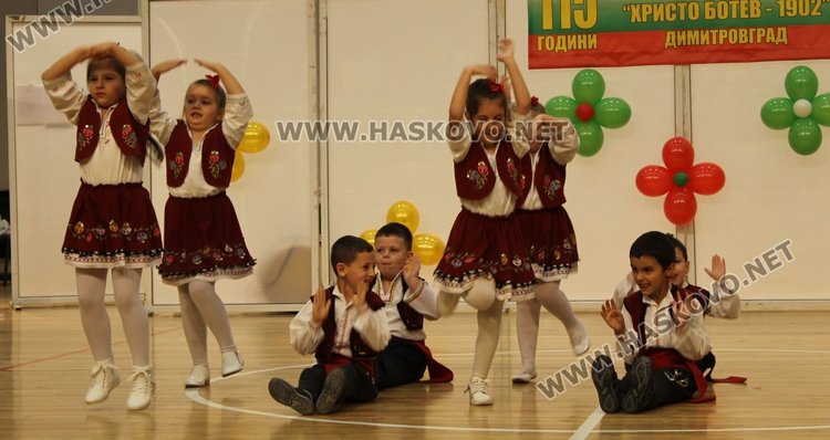 Благотворителният фолклорен фестивал препълни Спортната зала, набра 7 810 лв.