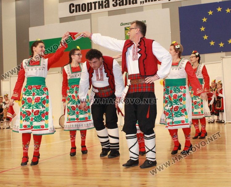 Благотворителният фолклорен фестивал препълни Спортната зала, набра 7 810 лв.