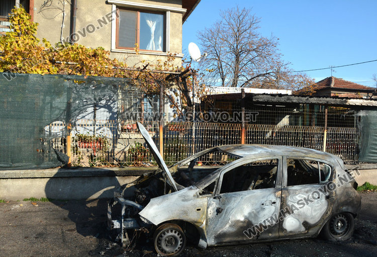 Изгоря опелът на зам.-шефката на Спортното, ситроенът ѝ оцеля 