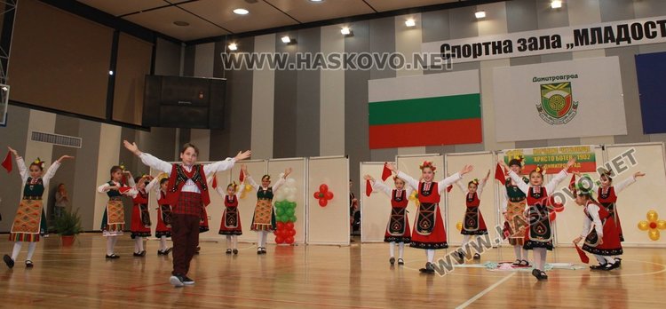 Благотворителният фолклорен фестивал препълни Спортната зала, набра 7 810 лв.