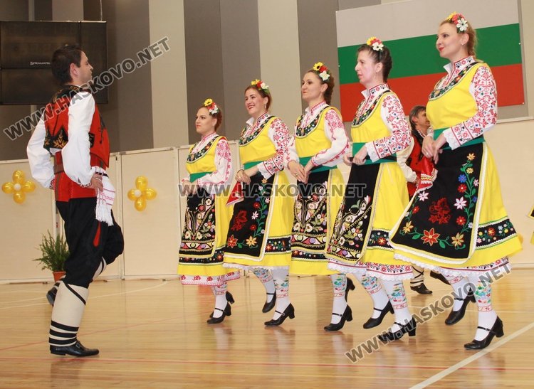 Благотворителният фолклорен фестивал препълни Спортната зала, набра 7 810 лв.