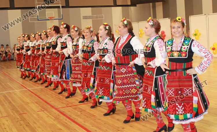 Благотворителният фолклорен фестивал препълни Спортната зала, набра 7 810 лв.