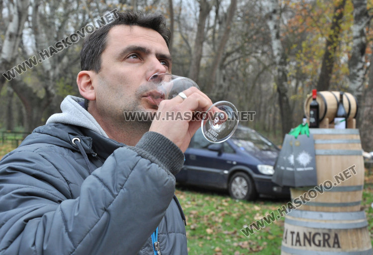 Съсед мъкне бъчвата на Винаря на годината в Харманли